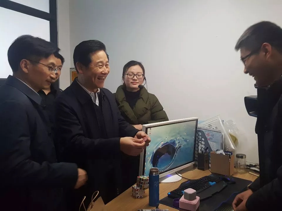 孙连才与大学生创业者进行交流.jpg 640 (4).webp (16).jpg